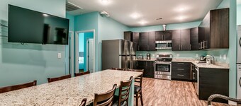 HUGE Pool! SLEEPS 22!! Next to FOOD, Golf, Broadway, Downtown, walk to the BEACH