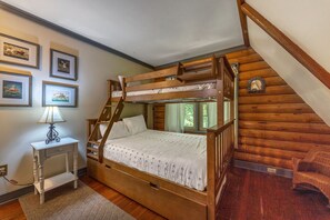 3 slaapkamers, een strijkplank/strijkijzer, gratis wifi, beddengoed