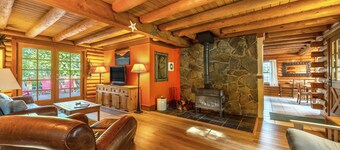 Baja Norte - Hot Tub! Cozy Log Cabin, Perfect Hood River Getaway!