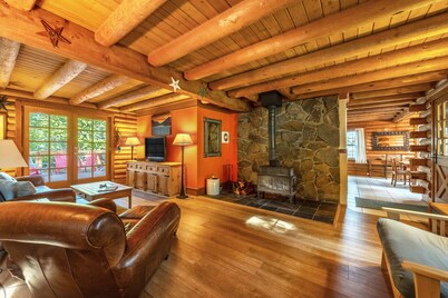 Baja Norte - Hot Tub! Cozy Log Cabin, Perfect Hood River Getaway!