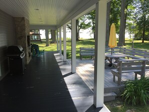 Outdoor dining - Beautiful Lake House, 6 BR, 5 BA, 3500 SF, private beach, wrap around porch. (Fort Erie)