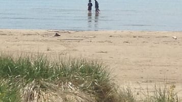 Beach nearby, sun-loungers, beach towels