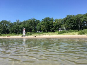 Beach nearby, sun-loungers, beach towels - Beautiful Lake House, 6 BR, 5 BA, 3500 SF, private beach, wrap around porch. (Fort Erie)