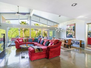 Smart TV, chimenea, monitor de computadora y impresora 