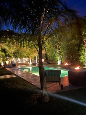 Alberca al aire libre y alberca climatizada