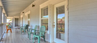 13 Lodge - Beautiful Condo, River Views, Steps to Downtown, Heart of Hood River