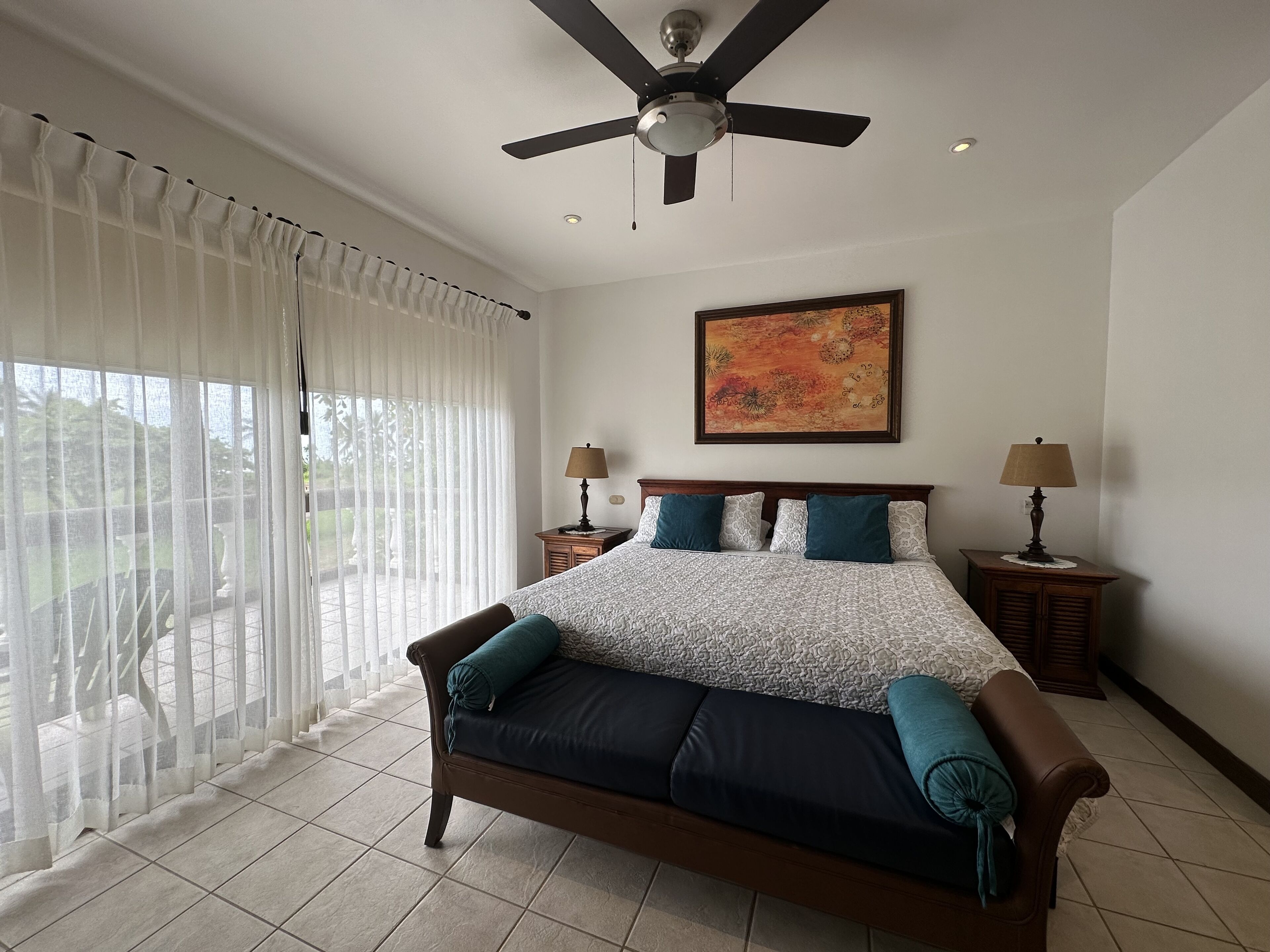 3 makuuhuonetta, työpöytä, silitysrauta/-lauta, ilmainen Wi-Fi