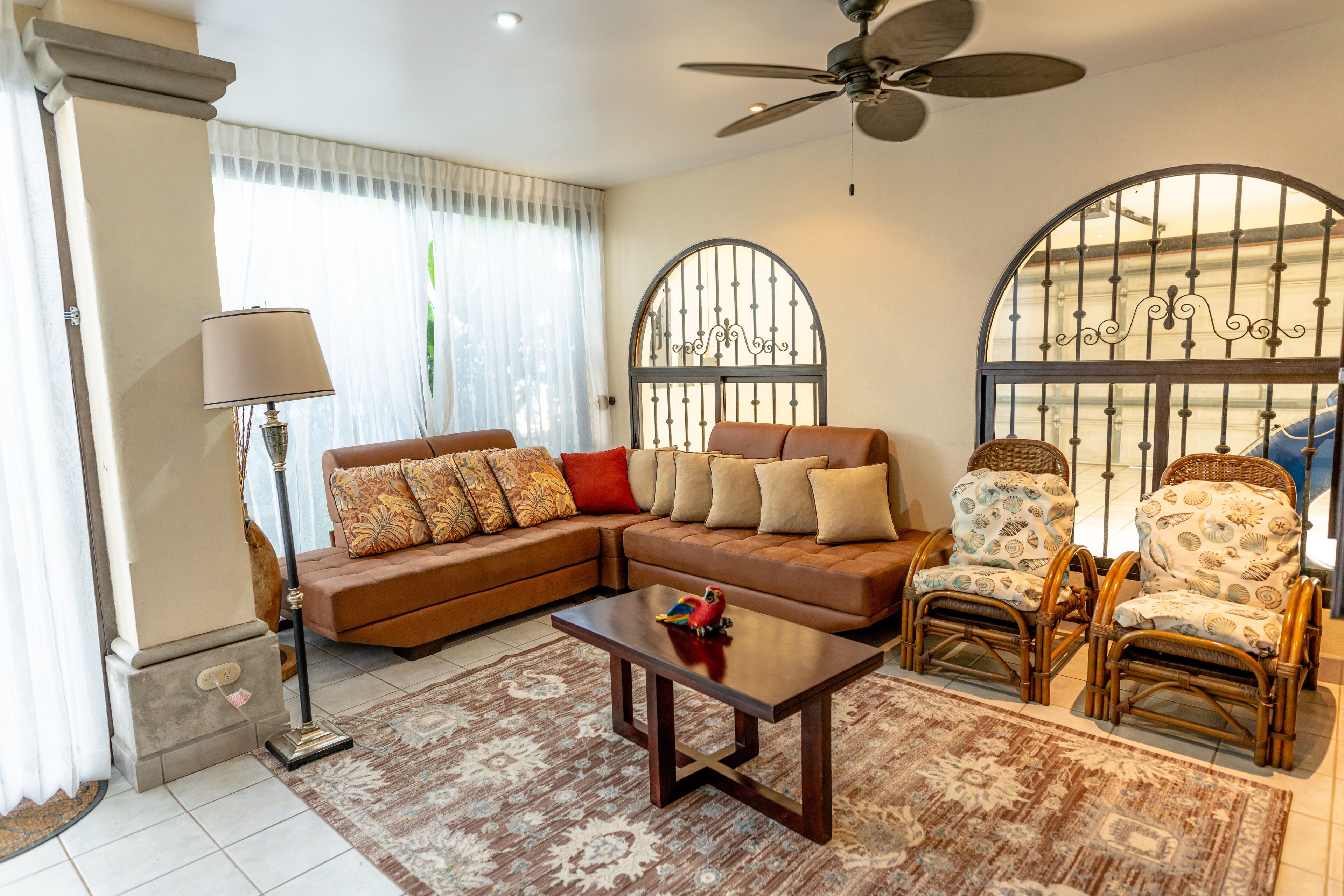 Älytelevisio, kirjoja, työhuone