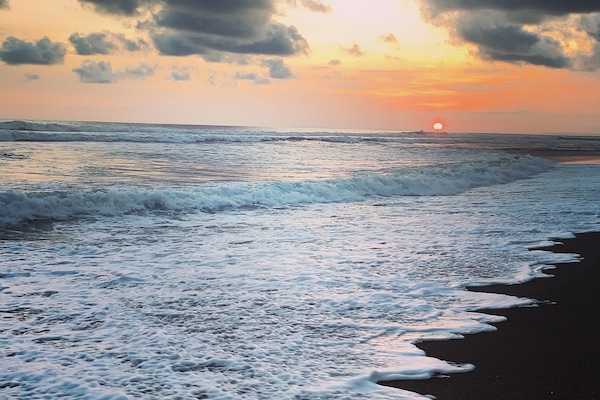 Rannalla, aurinkotuoleja, rantapyyhkeitä