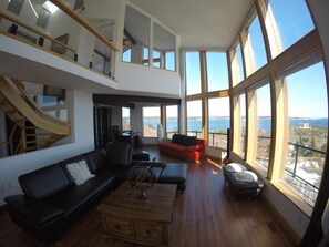 Smart TV, chimenea, reproductor de DVD y futbolito 