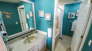 Douche, sèche-cheveux, serviettes fournies