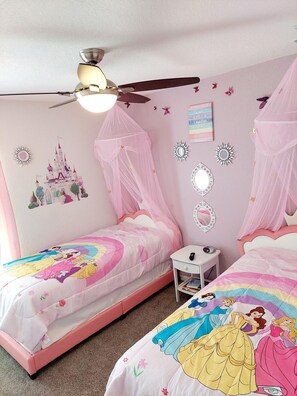 6 chambres, fer et planche à repasser, lit de bébé portatif