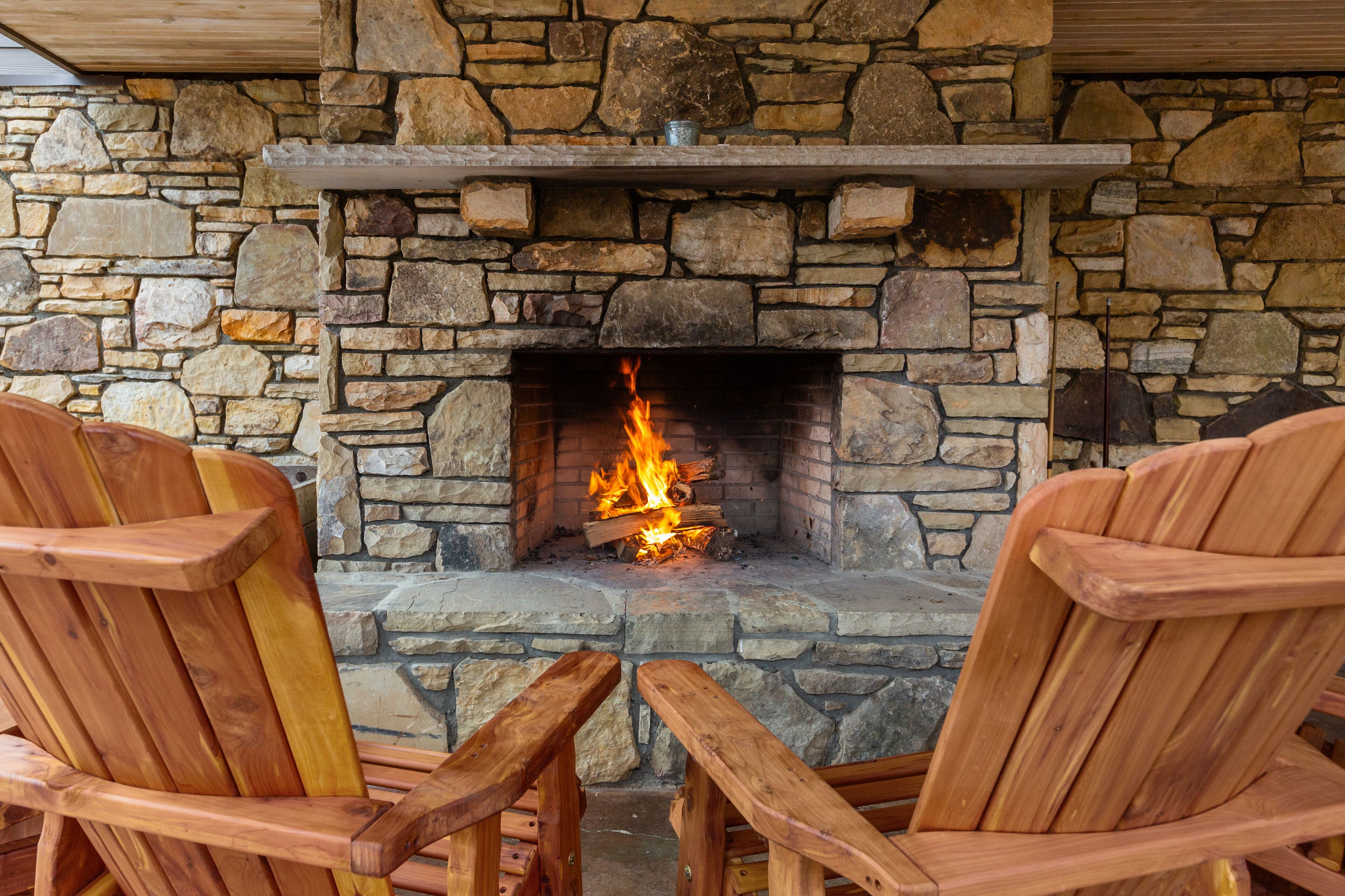 Hot Tub, In/Out Fireplace,3 Decks,Fresh Eggs,Swinging Beds,10 Miles to Asheville