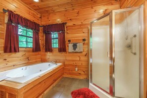 Badewanne, Whirlpool, Haartrockner, Handtücher