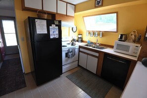 ثلاجة، ميكروويف، غسالة أطباق، ماكينة لصنع القهوة/الشاي