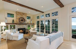 Älytelevisio, takka, DVD-soitin, pöytätennispöytä