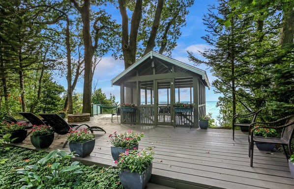 Terrace/patio - LUXURY Lakefront Property on Private Beach with Stunning Lake Views and Sunsets (Union Pier)