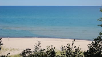在海滩、沙滩椅、沙滩毛巾