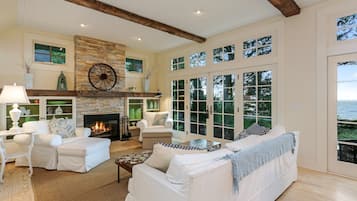 Smart TV, chimenea, reproductor de DVD y tenis de mesa