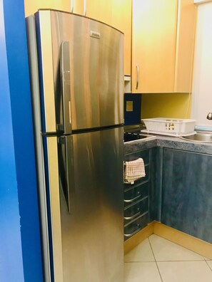 Fridge, microwave, stovetop, coffee/tea maker