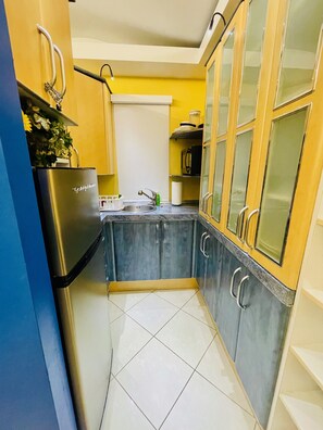 Fridge, microwave, stovetop, coffee/tea maker