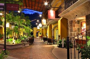 Outdoor dining - Luxury Oceanfront Apartment 3BR/2BA in Jaco! (Jaco)