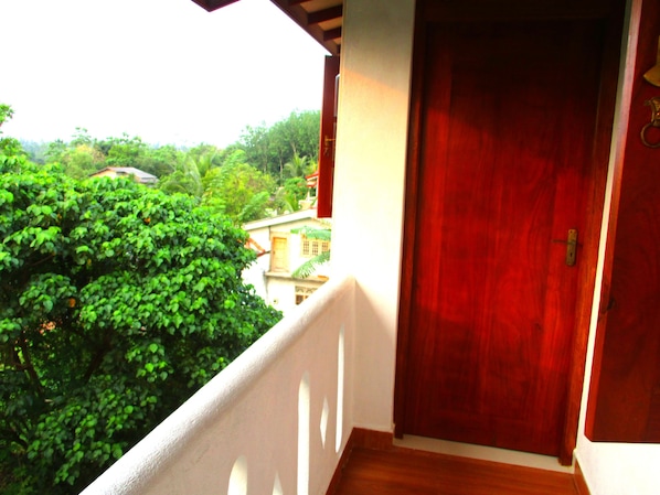 Doppia Deluxe, 1 letto matrimoniale, bagno condiviso, vista giardino | Balcone