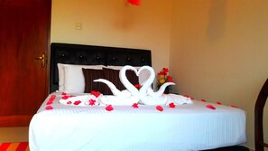 Deluxe Double Room, 1 Double Bed, Shared Bathroom, Garden View | Premium bedding, desk, iron/ironing board, rollaway beds - Fresh Air Villa Guest House (Kalutara)