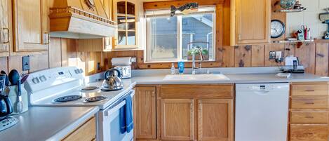 Fridge, microwave, stovetop, dishwasher