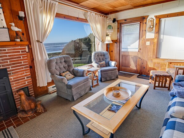 Télévision, cheminée, lecteur de DVD, chaîne hi-fi