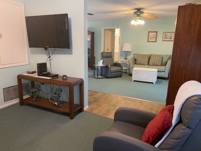Grandma's Place Large Comfortable Private Home Fenced Backyard Covered Parking - DeLand, FL