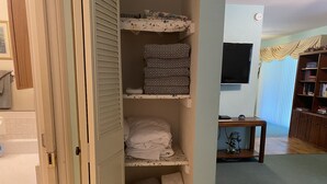 Una habitación con una cama, un escritorio y una estantería.
