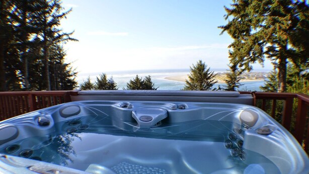 Outdoor spa tub - Ocean 2 Bay - Ocean/Bay View (Waldport)