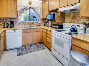 Microwave, coffee/tea maker, cookware/dishes/utensils - Ocean 2 Bay - Ocean/Bay View (Waldport)