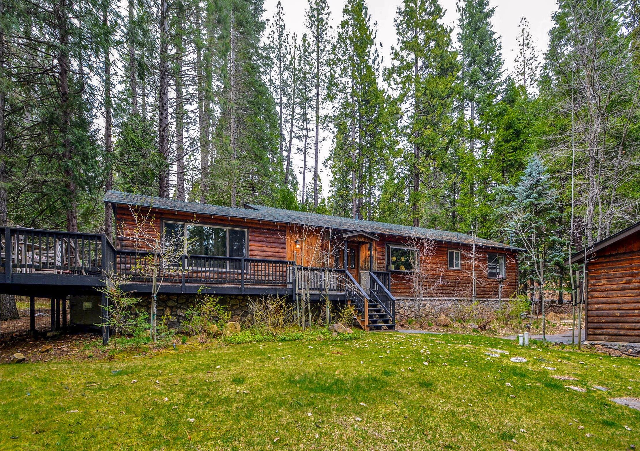 RIGHT ACROSS FROM LAKEMONT PINES LAKE SLEEPS 12 W/HOT TUB + EV CHARGER