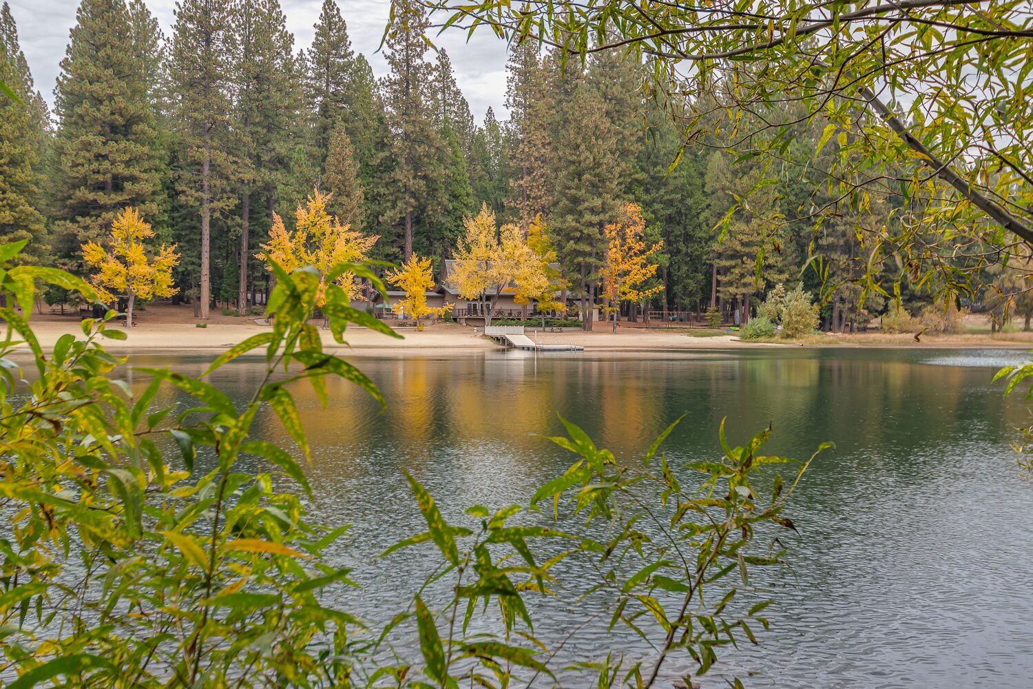 RIGHT ACROSS FROM LAKEMONT PINES LAKE SLEEPS 12 W/HOT TUB + EV CHARGER