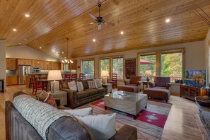 TV, caminetto, tavolo da calcetto, tavolo da ping pong