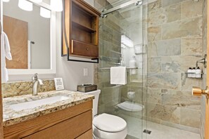 Combined shower/tub, hair dryer, towels