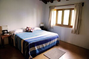 2 soverom, skrivebord, reiseseng for barn og wi-fi (inkludert)
