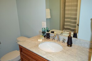 Een douche, een haardroger, handdoeken, zeep