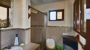 Een douche, een haardroger, handdoeken, zeep
