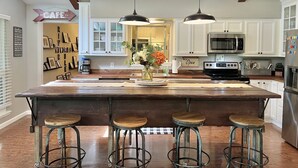 Private kitchen - Honey Haus On The Horseshoe - Guadalupe River + Listen to Whitewater Amphitheater Concerts Out Back! (Canyon Lake)