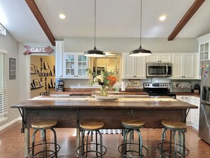 Kylskåp, mikrovågsugn, ugn och spishäll