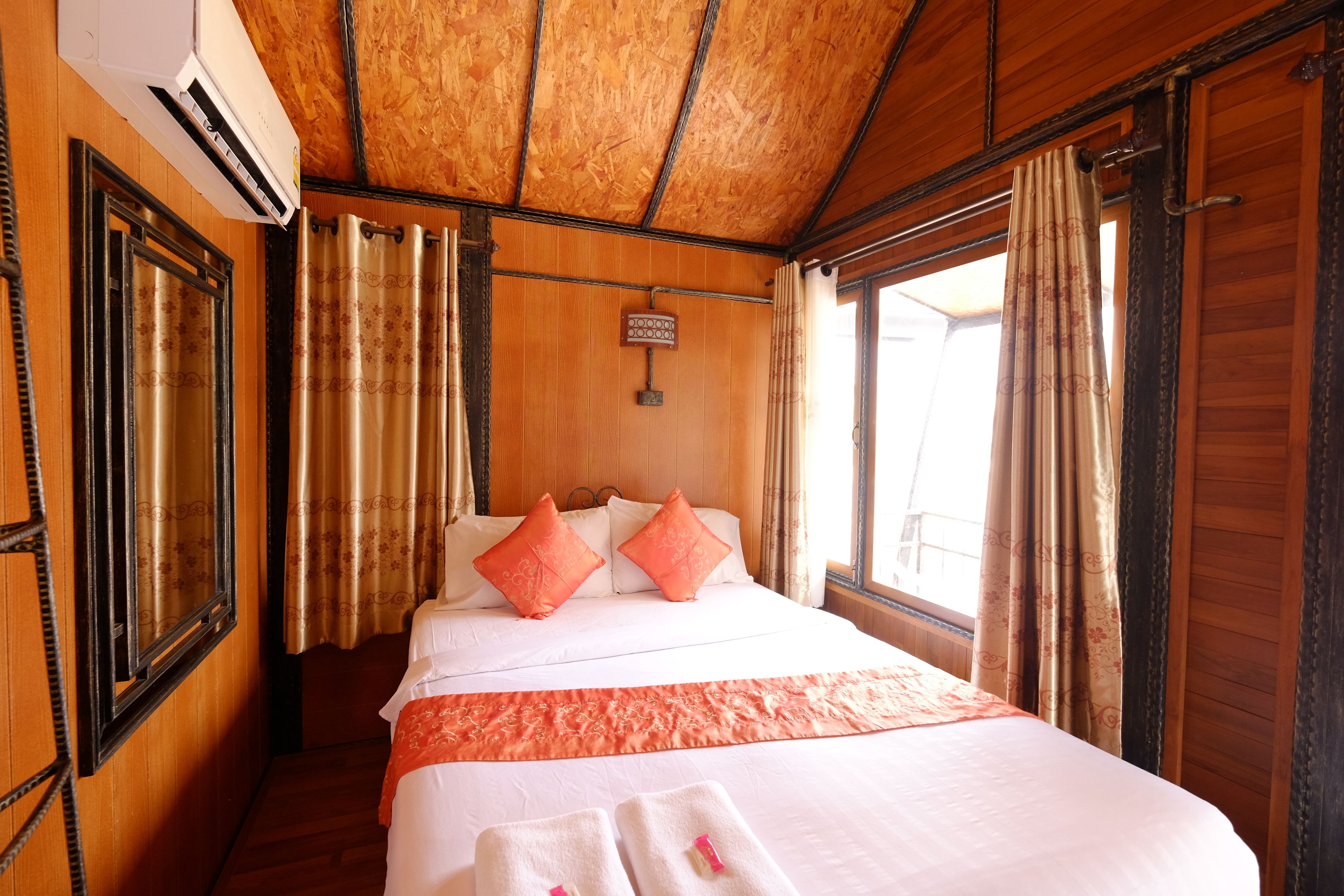 Double Room with Balcony  | Free WiFi, bed sheets