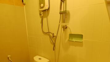 Un baño con inodoro, lavamanos y ducha.