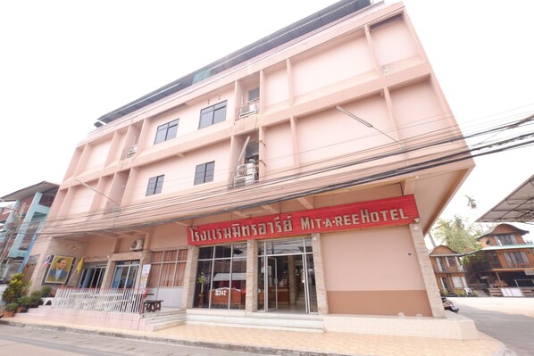 A pink building with a sign that reads "Mita-Reef Hotel". - Mitaree Hotel 1 (Mae Sariang)