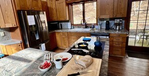 Fridge, microwave, oven, stovetop - Hot tub, Game room, Rustic elegance, Fresh eggs, Private, 10 miles to AVL. (Fairview)