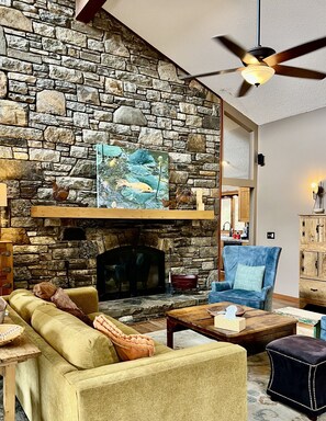 Smart TV, fireplace, DVD player, table football - Hot tub, Game room, Rustic elegance, Fresh eggs, Private, 10 miles to AVL. (Fairview)