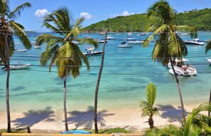 Sulla spiaggia, lettini da mare, teli da spiaggia