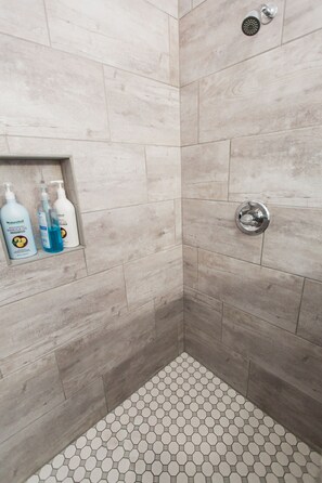 Ensemble douche/baignoire, sèche-cheveux, serviettes fournies, savon